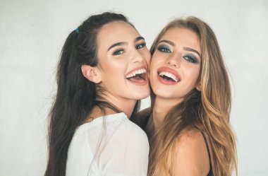 mutlu arkadaş, Aile, Kuaför, lgbt.