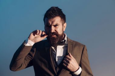 Adam sakal ve bıyıkla dramatik gökyüzü arka plan üzerinde