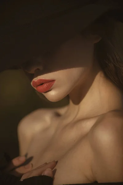 Mode et beauté de la jeune fille aux lèvres rouges. mode d'été de femme mignonne . — Photo