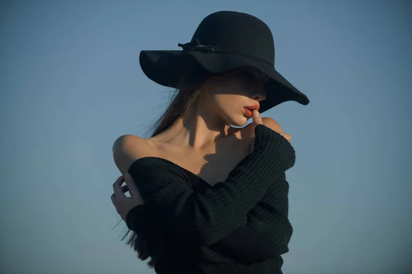 Retrato de estilo de moda de joven hermosa mujer elegante en vestido negro —  Fotos de Stock