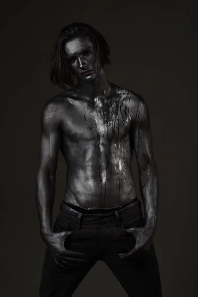 Άνθρωπος με γυμνό τον κορμό που καλύπτεται με αστραφτερό ασημένιο χρώμα — Φωτογραφία Αρχείου