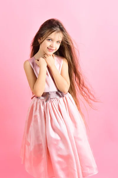 Niña pequeña modelo de niño en hermoso vestido . — Foto de Stock