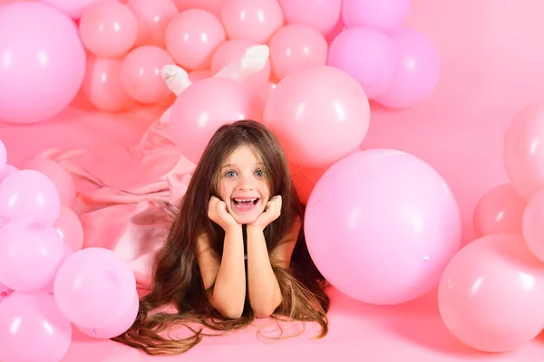 ピンクの風船を持つ少女 — ストック写真