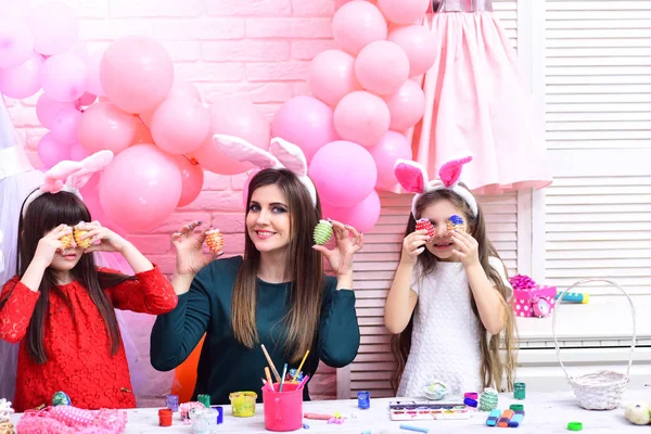 Mother and kid girls paint easter eggs — Stock Photo, Image