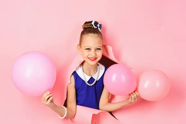 Küçük kız çocuk Parti balonları, kutlama. Balonlar, çocukla doğum günü. Doğum günü, mutluluk, çocukluk, bak. Küçük kız saç modeli ile balon tutun. Güzellik ve moda, punchy pastel. — Stok fotoğraf