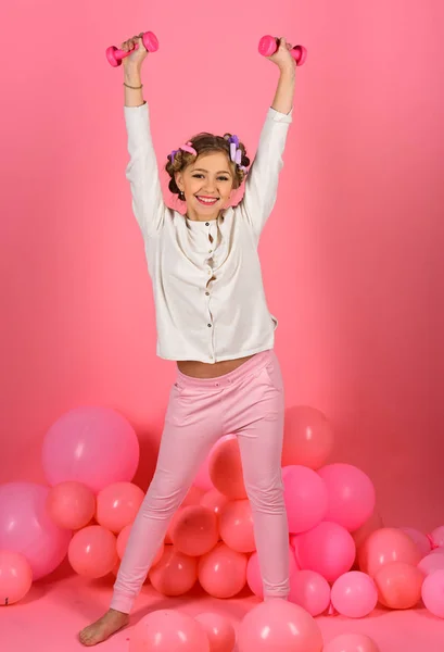 Niño con mancuernas en globos . — Foto de Stock