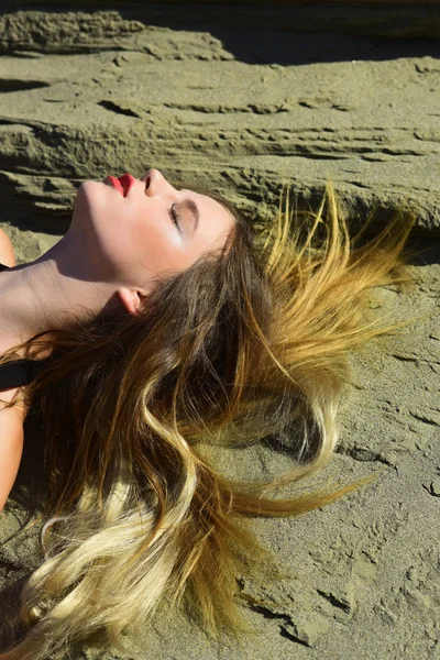 Kvinna med långt hår, frisyr koppla av på sanden — Stockfoto