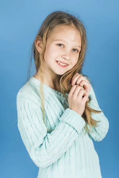 Mode Kind kleines Mädchen auf blauem Hintergrund — Stockfoto