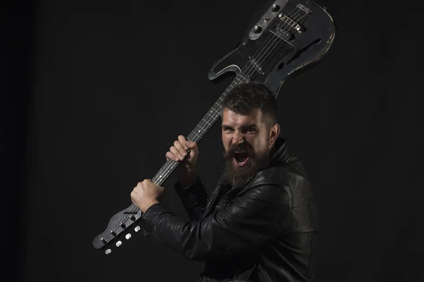 Wütender Mann mit Bart hält Musikinstrument in der Hand — Stockfoto