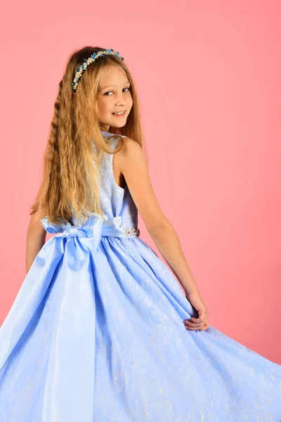 Divertente bambina in abito blu per il suo compleanno — Foto Stock