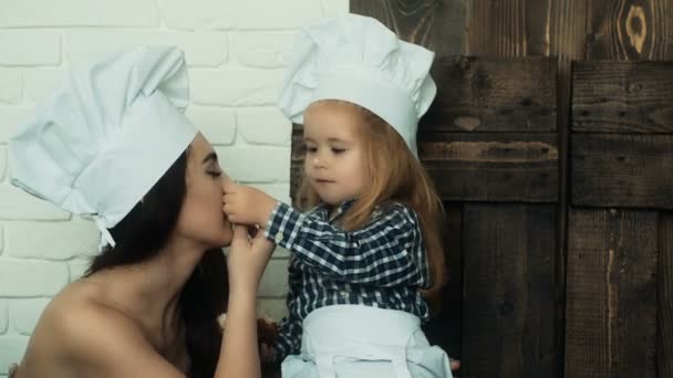 Szczęśliwa Kochająca Się Rodzina Przygotowuje Razem Piekarnię Matka Córka Dziewczynka — Wideo stockowe