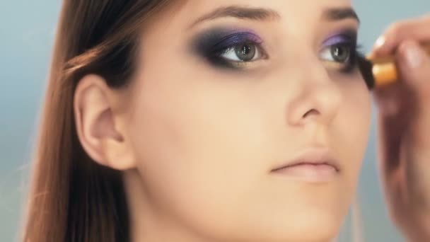 Maquillaje Artista Aplicar Maquillaje Una Atractiva Mujer Joven Maquillaje Para — Vídeo de stock