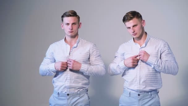 Männer Drücken Positive Emotionen Aus Haben Ein Angenehmes Lächeln Auf — Stockvideo