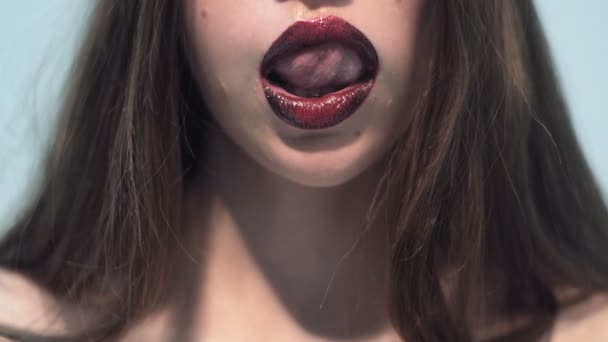 Bouche Ouverte Langue Touche Les Dents Vue Rapprochée Femme Léchant — Video