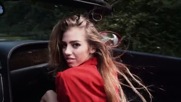 Όμορφη Σέξι Μόδας Κορίτσι Μοντέλο Φωτεινό Μακιγιάζ Πολυτελές Αυτοκίνητο Όμορφη — Αρχείο Βίντεο