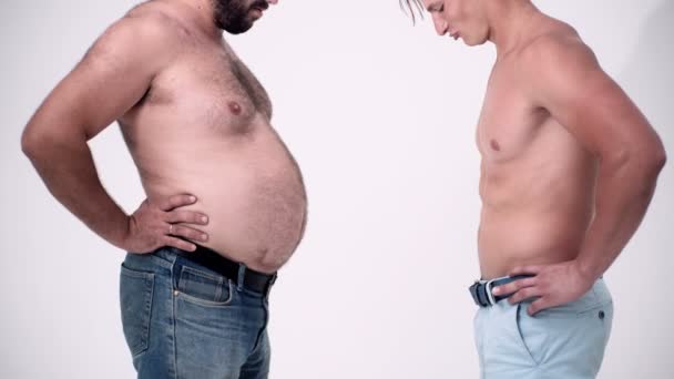 У парня появился живот. Мужчина с лишним весом. Мужской животик. Нормальный живот у мужчин. Красивые мужчины с животиком.