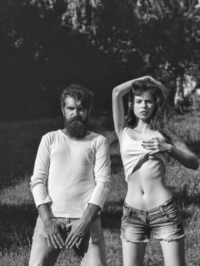 Yeşil çimenlerin üzerinde seksi genç Çift