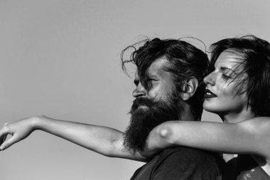 Güzel kız yakışıklı adamı kucaklıyor.