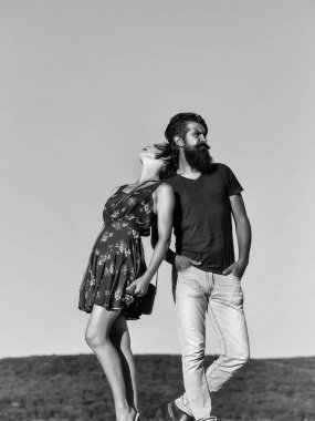 Çift mavi gökyüzü üzerinde poz