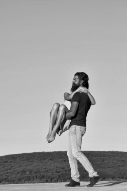 Mavi gökyüzünde genç bir çift