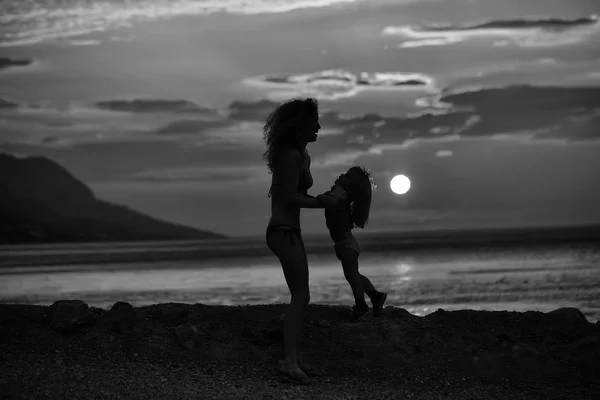 Mor och son på stranden — Stockfoto