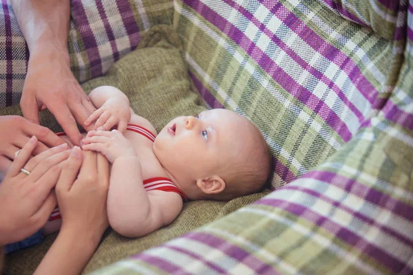 Mères et pères mains sur le ventre du nourrisson — Photo