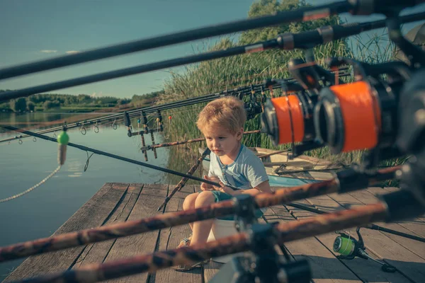 Roztomilý chlapec vlasec ryba — Stock fotografie