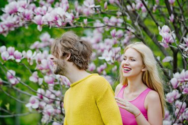 Çiçek açan Manolya ağacının altında güzel Romantik Çift