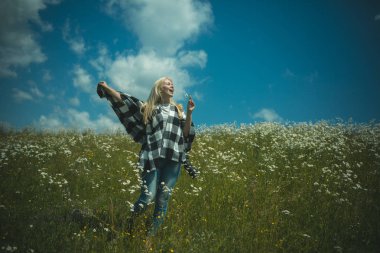 güzel kızı papatya çiçekleri alan forması