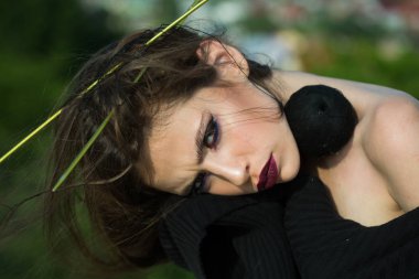 Kadın örgü iğne ve iplik saç, Kuaför. Moda ve güzellik, kız mavi gökyüzü açık. Örgü, moda makyaj, saç modeli. Genç kadın elbise siyah iplik örgü. İğne işi ve el yapımı.