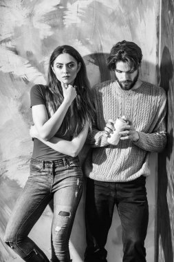 Sakallı adam veya ressam sprey şişe ve güzel kız