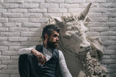 Galeri ziyaretçi içki cam, seyahat ile.