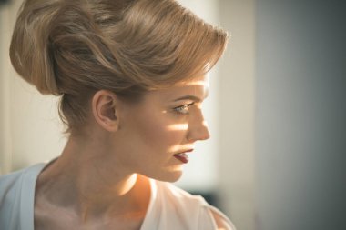 Işık ve gölge yüzünde şeritler ile kız.