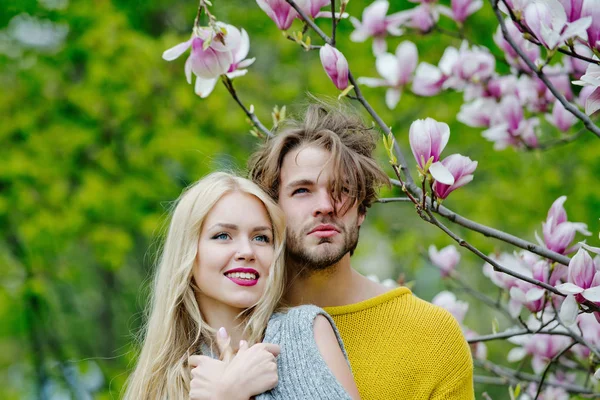 Άνδρας και γυναίκα, ζευγάρι στην αγάπη στην άνοιξη του magnolia λουλούδια — Φωτογραφία Αρχείου