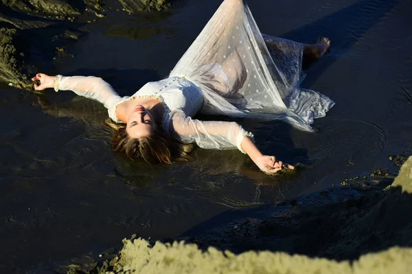 妇女在湿的礼服在水小河, 假期 — 图库照片