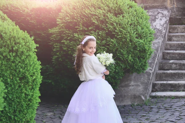 Meisje van de bruid, bruidsmeisjes en huwelijksceremonie. — Stockfoto