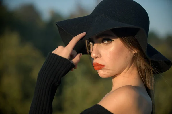 Mujer de negocios inteligente soleado verano al aire libre en sombrero negro —  Fotos de Stock