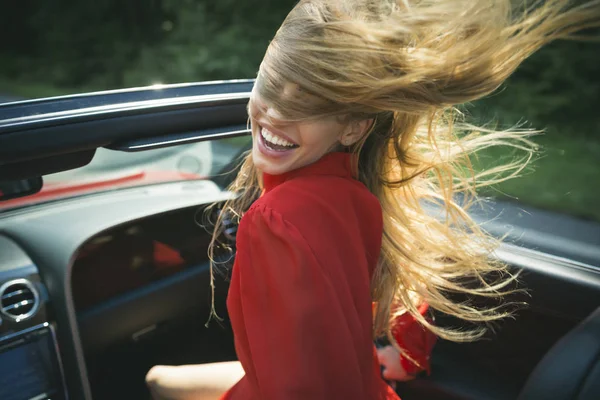 Mujer de negocios o mujer bonita en coche descapotable . — Foto de Stock