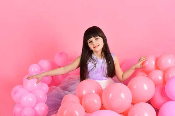 Niña pequeña con globos de fiesta, celebración . — Foto de Stock