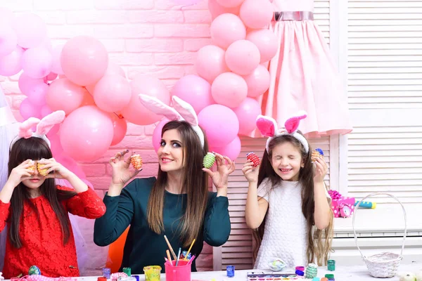 Happy family painting eggs for Easter — Stock Photo, Image