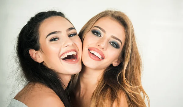 Two young girlfriends having fun — Stock Photo, Image