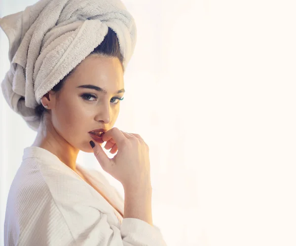 Chica con toalla en la cabeza relajante, después del spa o ducha . — Foto de Stock