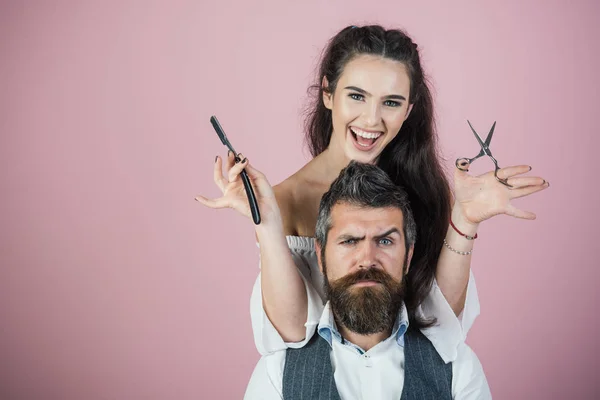 Женщина с бритвой, ножницы стригут волосы мужчины . — стоковое фото