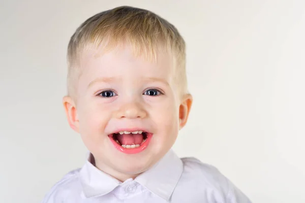 Portret van gelukkig vreugdevolle mooie jongen — Stockfoto