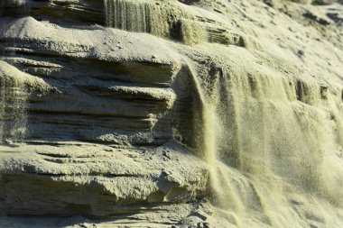 Parlak gri arka plan katmanlarıyla kum