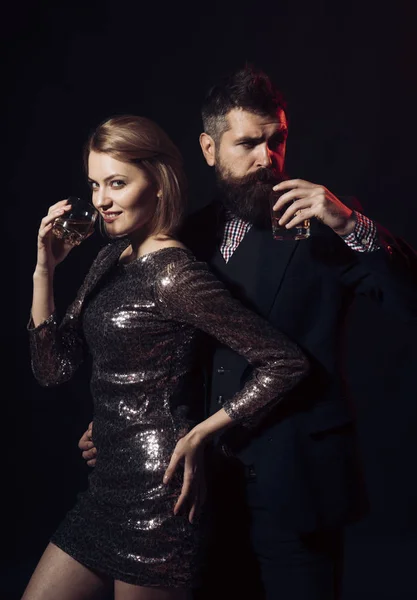 Erkek ve kadın süslü giysiler wiskey iç — Stok fotoğraf