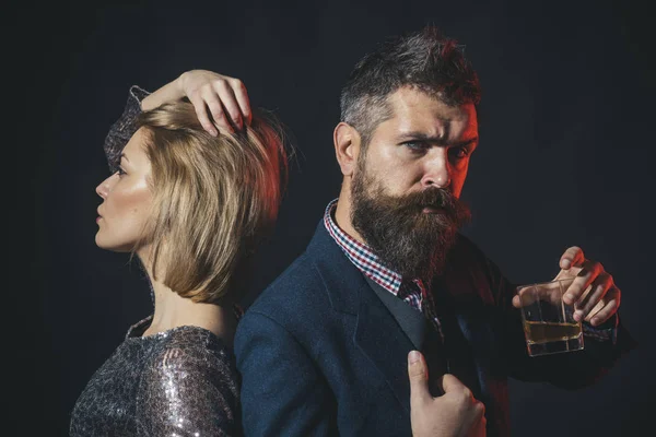 Pareja de pie espalda con espalda con gafas de vino . —  Fotos de Stock