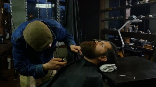 Молодой Человек Парикмахерской Концепции Ухода Волосами Отличное Время Парикмахерской Веселый — стоковое видео