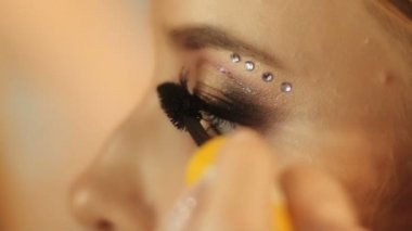 Makyaj sanatçısı için çekici bir genç kadın makyaj uygulamak. Makyaj genç kız için. Genç kız Güzellik Salonu.