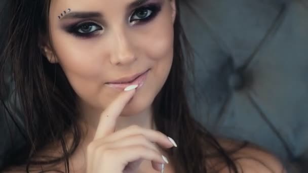 Maquilleuse Appliquer Maquillage Une Jeune Femme Attrayante Maquillage Pour Jeune — Video